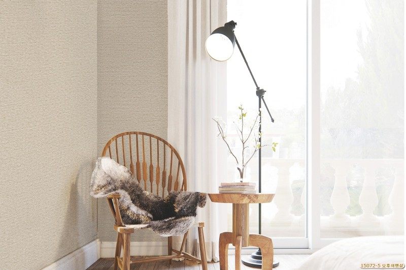 Mẫu giấy dán tường giả vải màu nâu nhạt đem lại cho không gian phòng ngủ sự thoáng mát và trở nên rộng rãi hơn